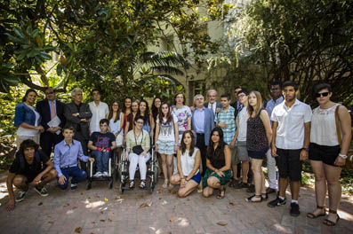 Les autoritats organitzadores i els alumnes del Campus Inclusiu 2014, en el Jardí Botànic de la Universitat de València.